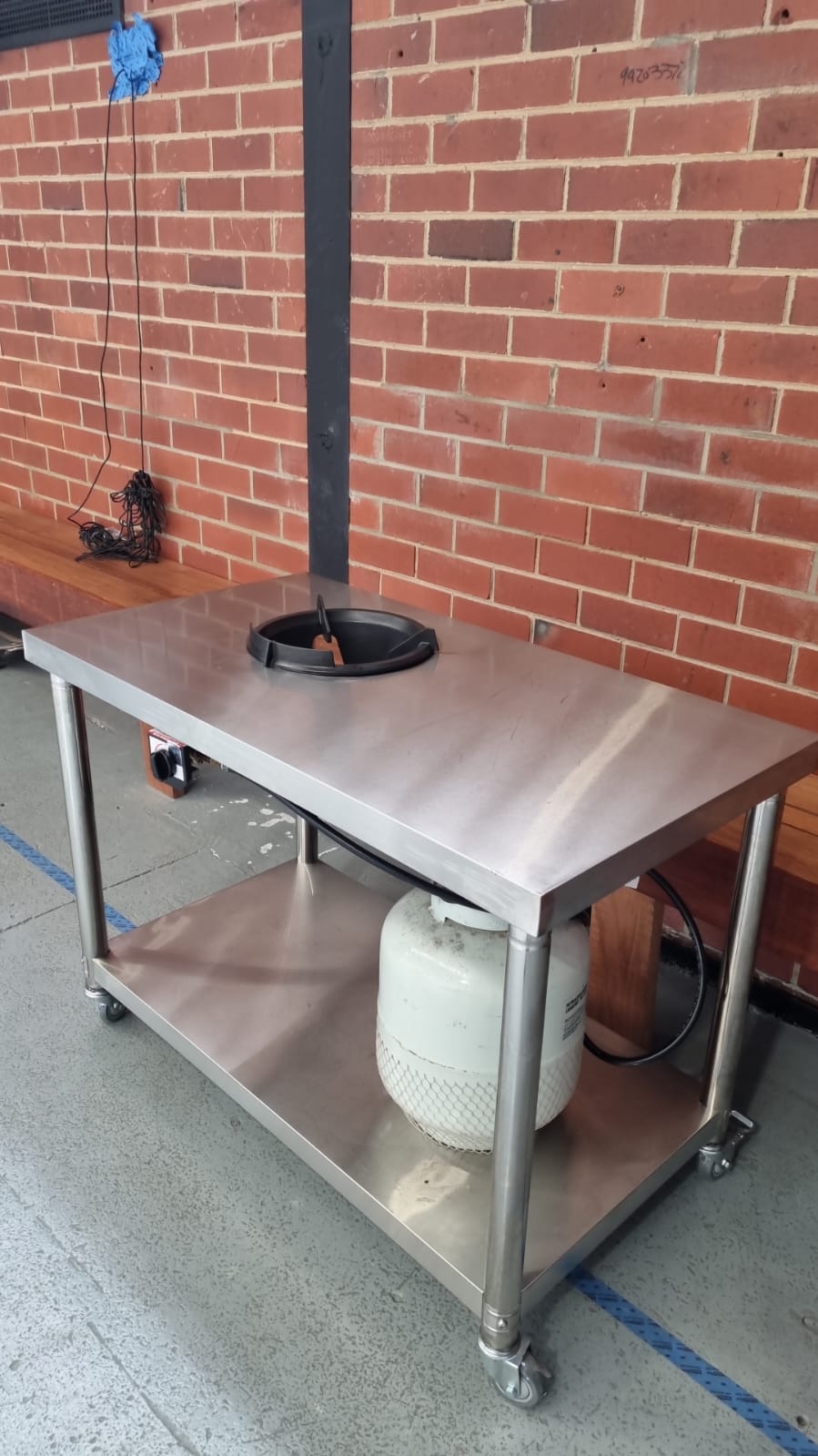 Stainless steel bench and high pressure burner bundle